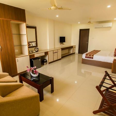 Miracle Residency Kizhake Chālakudi Exterior foto